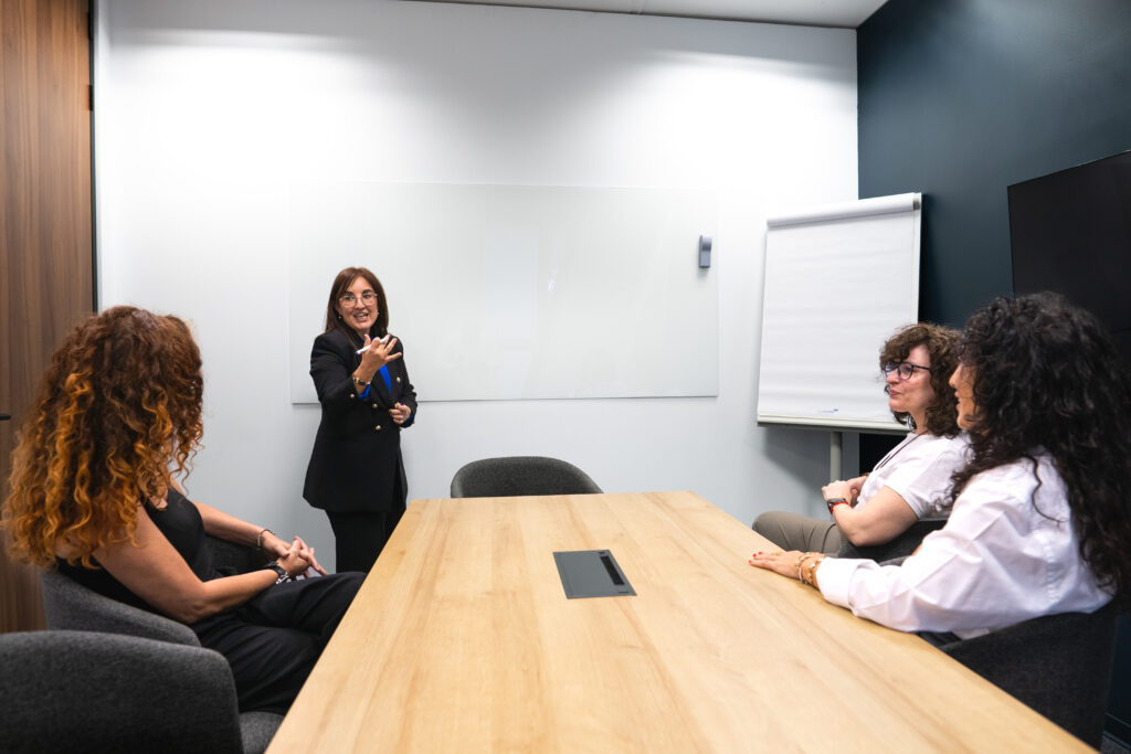Mapi Amela impartiendo una sesión del Instituto de Riqueza